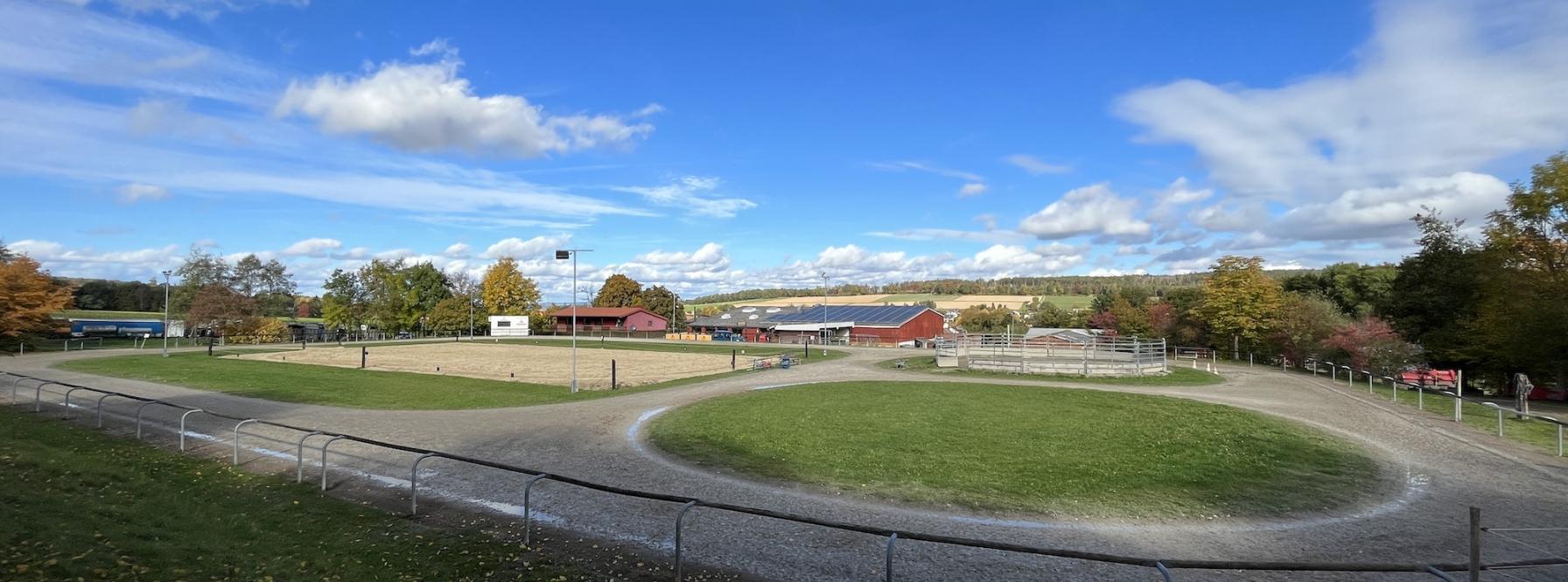 Große Ovalbahn mit Dressurviereck und Roundpen in der Mitte auf dem Islandpferdehof Söhrewald