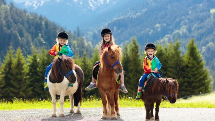 Ponyreiten mit Kindern im Urlaub
