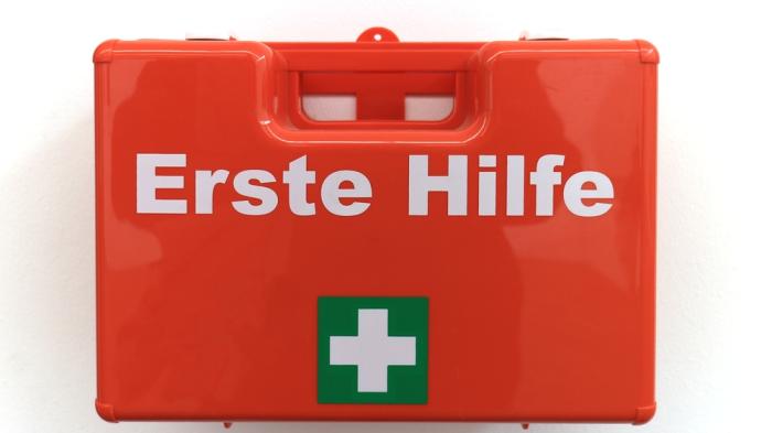 Roter Kasten mit weißer Schrift Erste Hilfe auf weißem Hintergrund