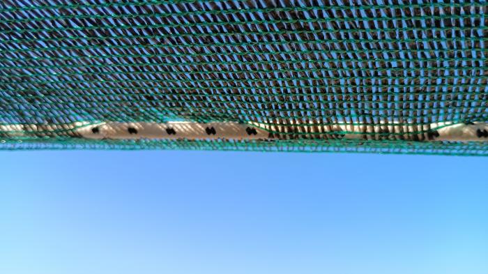 Beschattungsnetz mit blauem Himmel