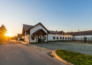 Weißer Hof mit untergehender Sonne